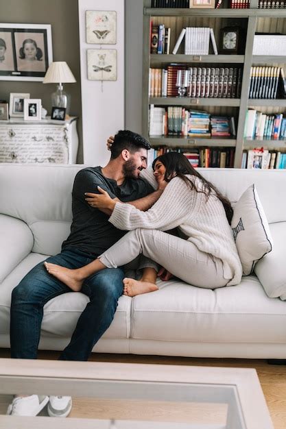 Una pareja joven haciendo el amor apasionadamente en su。